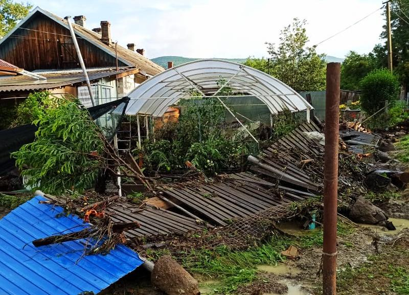 Два поселка в Краснодарском крае оказались под водой: люди спасались на деревьях Два поселка в Краснодарском крае оказались под водой: люди спасались на деревьях