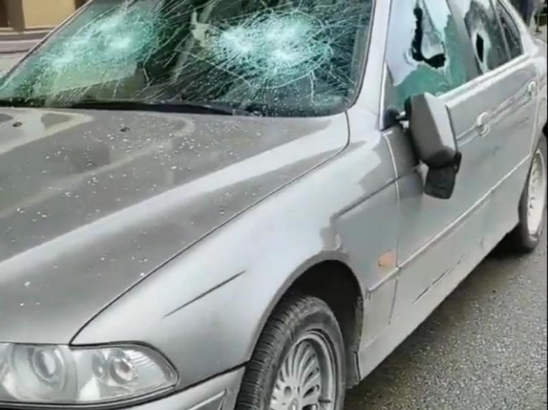 В Краснодаре неизвестная девушка изуродовала «БМВ» топором В Краснодаре неизвестная девушка изуродовала «БМВ» топором