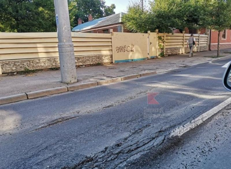 В центре Краснодара дорога сразу после ремонта покрылась ямами В центре Краснодара дорога сразу после ремонта покрылась ямами