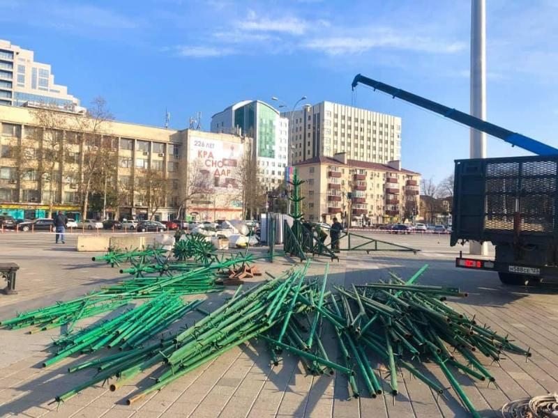 Вице-мэр Краснодара рассказал о том, какая елка будет украшать Главную городскую площадь Вице-мэр Краснодара рассказал о том, какая елка будет украшать Главную городскую площадь