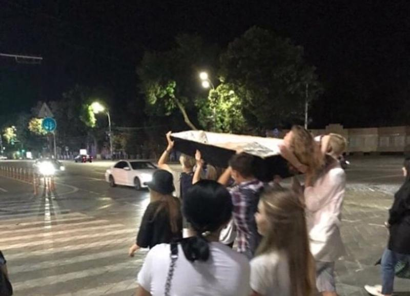 Краснодарцев возмутила шутка с человеком в гробу на Красной Краснодарцев возмутила шутка с человеком в гробу на Красной