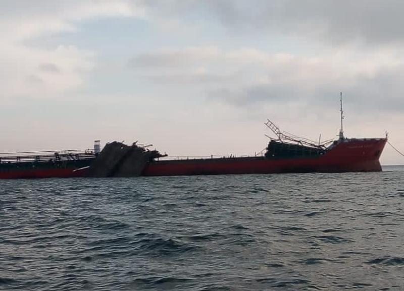 На танкере в Азовском море оборвалась поврежденная конструкция На танкере в Азовском море оборвалась поврежденная конструкция