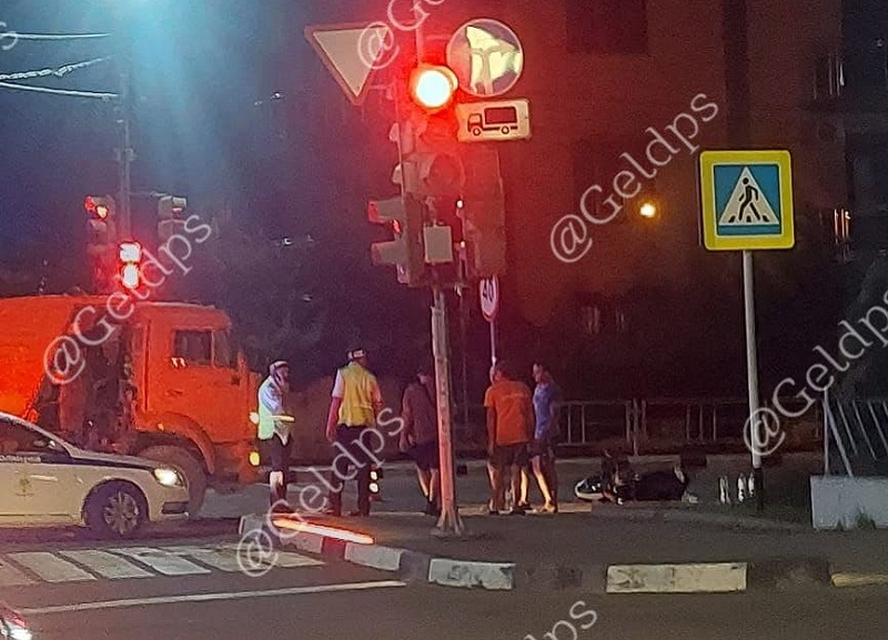 Выехавший на красный свет мопедист погиб под колесами КамАЗа в Геленджике Выехавший на красный свет мопедист погиб под колесами КамАЗа в Геленджике