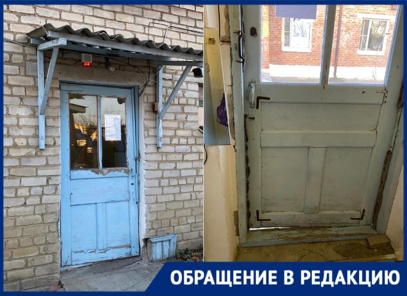 Больницу превратили в ковидный госпиталь: детей принимают в «шалаше» под Краснодаром Больницу превратили в ковидный госпиталь: детей принимают в «шалаше» под Краснодаром