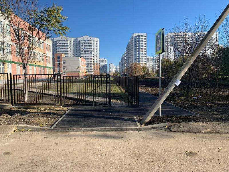 За четыре дня: жители улицы Байбакова в Краснодаре получили новый тротуар За четыре дня: жители улицы Байбакова в Краснодаре получили новый тротуар