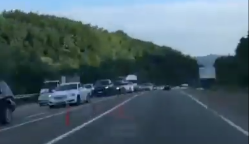 В 11-километровую пробку попали жители Кубани, возвращаясь с моря В 11-километровую пробку попали жители Кубани, возвращаясь с моря
