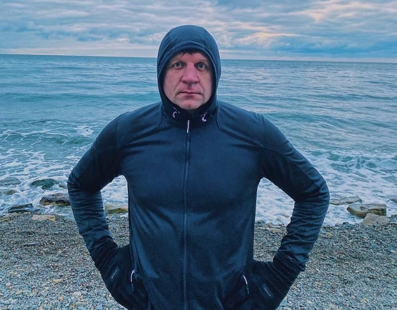 «Выпил вина и спел «Сектор газа», – боец Емельяненко об аресте в Анапе «Выпил вина и спел «Сектор газа», – боец Емельяненко об аресте в Анапе