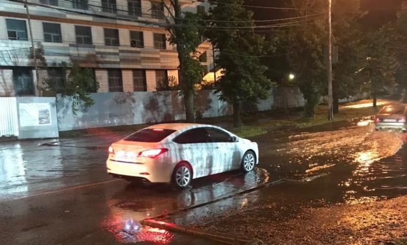 Последствия дождя в Краснодаре устранила водооткачивающая техника Последствия дождя в Краснодаре устранила водооткачивающая техника