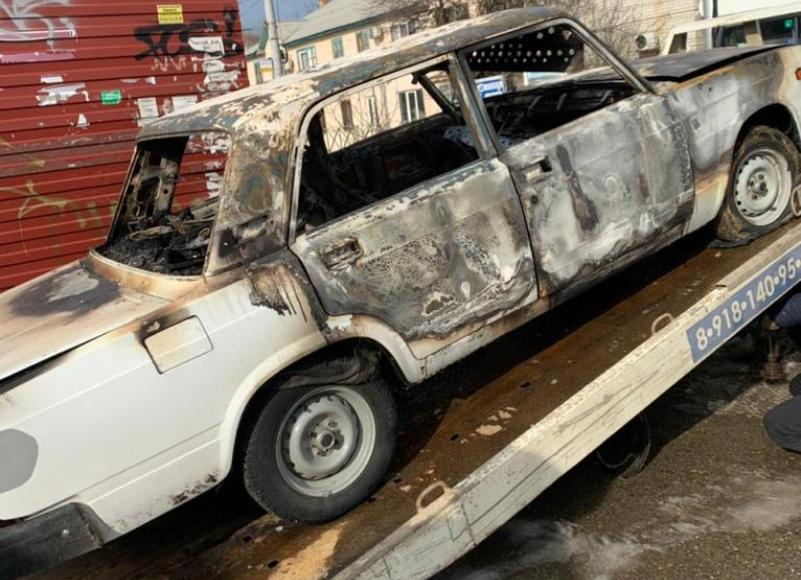В Краснодаре молодые люди угнали и сожгли машину В Краснодаре молодые люди угнали и сожгли машину