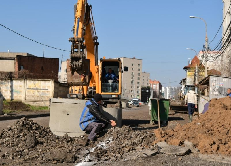 Круглосуточная стройка: мэр Краснодара предлагает жителям на Черкасской не спать, зато с ремонтом закончат быстрее Круглосуточная стройка: мэр Краснодара предлагает жителям на Черкасской не спать, зато с ремонтом закончат быстрее