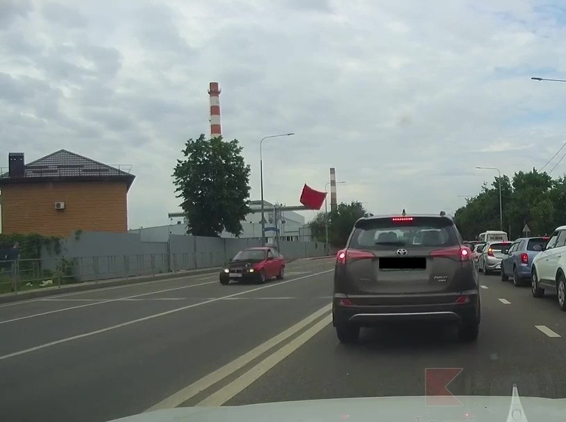 BMW в Краснодаре потерял капот на ходу, но это его не остановило BMW в Краснодаре потерял капот на ходу, но это его не остановило