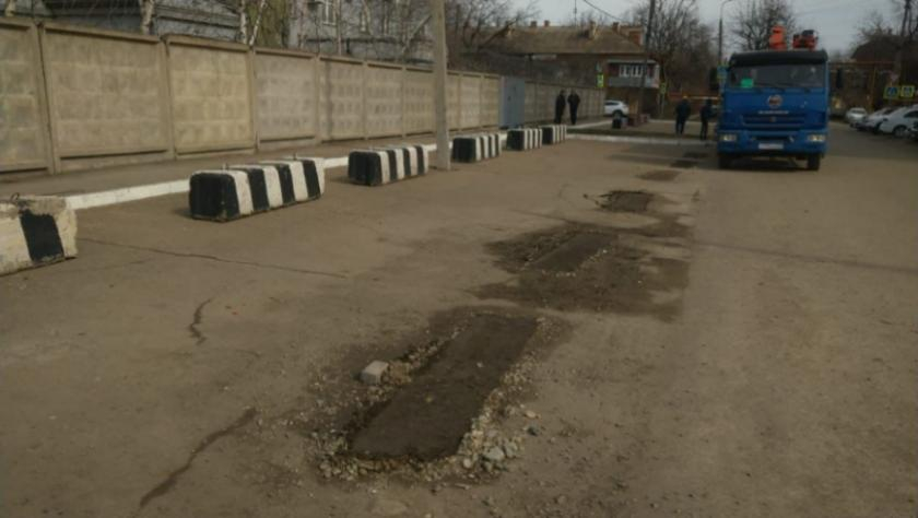 Пока не пожаловались: мэр поручил отодвинуть бетонные блоки у детского сада Пока не пожаловались: мэр поручил отодвинуть бетонные блоки у детского сада