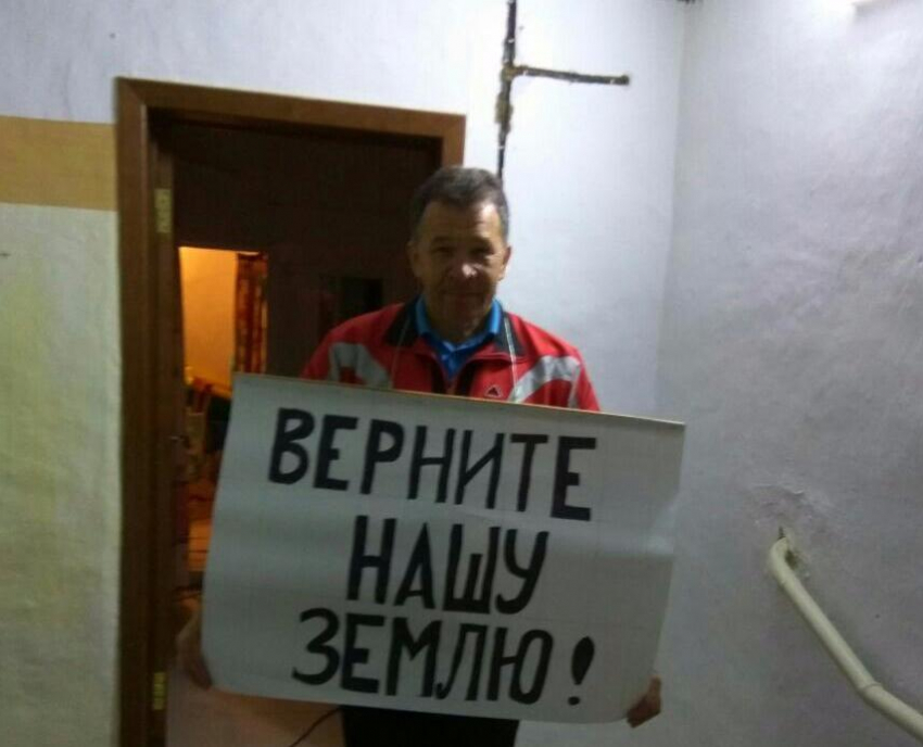 В Краснодаре задержали «вежливого фермера», развернувшего плакат для В.Путина В Краснодаре задержали «вежливого фермера», развернувшего плакат для В.Путина