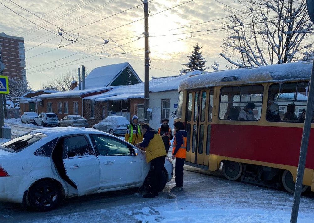 «Столкновения не было»: водитель Ford врезался в трамвай в Краснодаре
