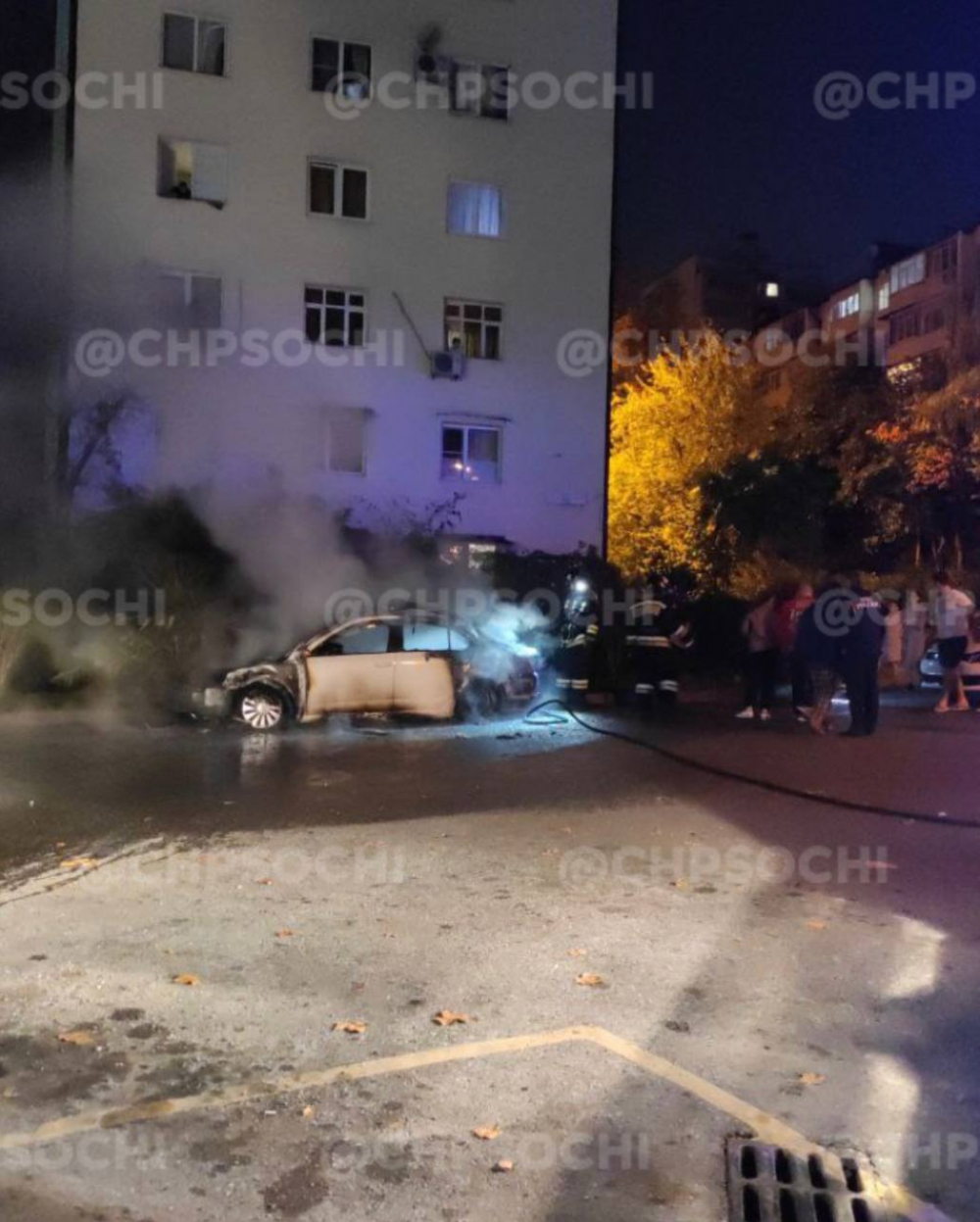 В Сочи ночью неизвестные сожгли автомобиль