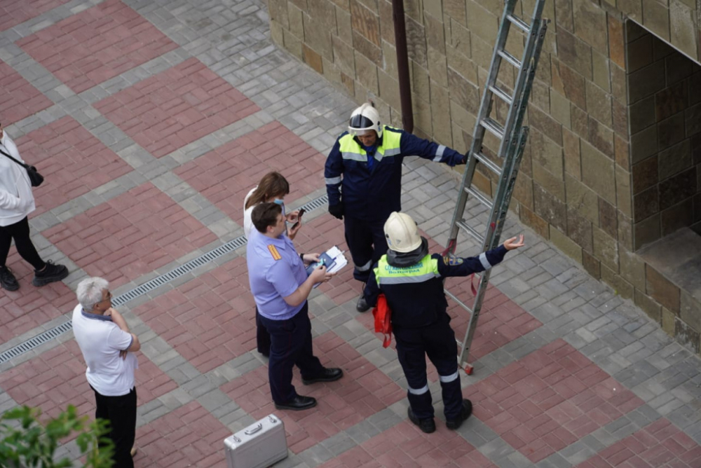 В Краснодаре женщина выпала с балкона высотки