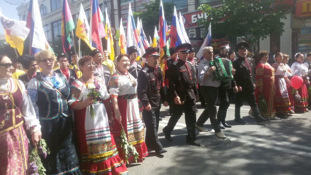 56 тысяч краснодарцев приняли участие в первомайской демонстрации на Красной