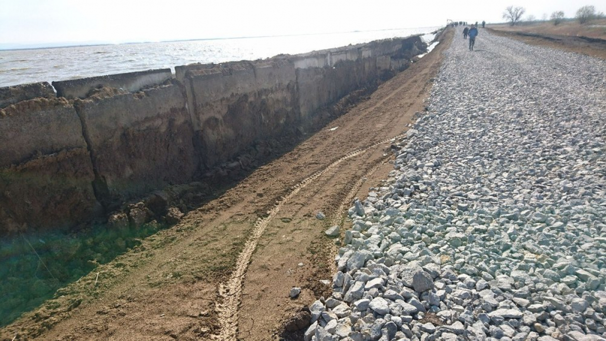 Крюковское водохранилище краснодарского края. Крюковское водохранилище. Укрепление дамбы ресайклером. Бахмут дамба. Дамба укрепление из глины.