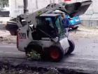 В Краснодаре во время ремонта дорог рабочие устроили танцы на погрузчике