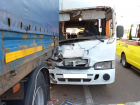 В Краснодаре автобус с 11 пассажирами врезался в стоящий грузовик