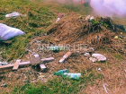 На армавирском кладбище недобросовестные люди свалили мусор на соседние могилы 