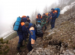 МЧС больше суток спасало туриста со сломанной ногой с горы Большой Тхач