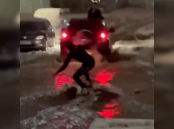 Экстремал на вейкборде прокатился по затопленным улицам Краснодара