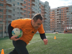 Участники «Сбросить лишнее-3» бросили вызов коронавирусу, сыграв в футбол