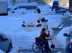 В Краснодаре сняли на видео колясочника, чистящего дорожки от снега
