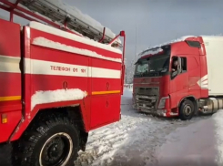 На Кубани 120 грузовиков скопились на федеральной трассе из-за снегопада 