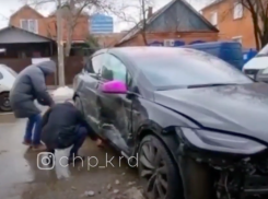 Разбитая после ДТП в Краснодаре Tesla за 9 млн рублей попала на видео