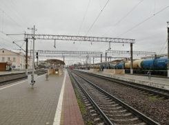 Грузовой поезд насмерть сбил женщину в Краснодаре