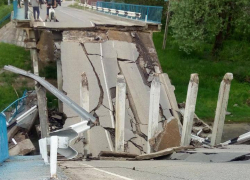 Появилось видео крушения моста под Краснодаром