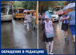 Ворота закрыты: в Краснодаре школьникам приходится идти по проезжей части