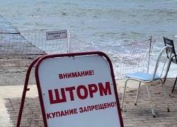 Купаться запрещено: в Сочи турист едва не утонул в море во время шторма