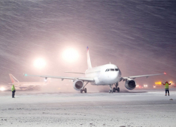 Аэропорт Краснодара задержал и отметил более 30 рейсов из-за сильного снега 