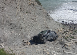 В Краснодарском крае автомобиль с людьми упал с обрыва