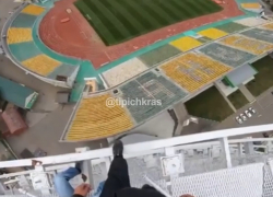 В Краснодаре два друга прыгнули с парашютами с вышки стадиона «Кубань»