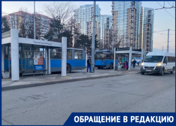 «На своей волне»: водитель маршрутки всю дорогу говорит по громкой связи в Краснодаре