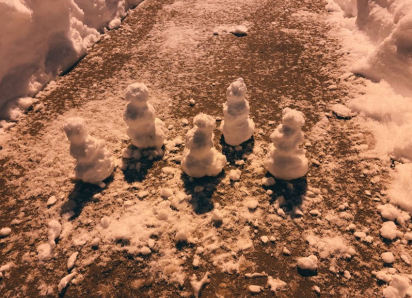 В масках, лилипуты и семейные: снеговики в Краснодарском крае снялись в клипе