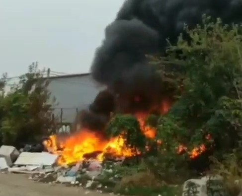 Загорелась свалка в микрорайоне Репина в Краснодаре