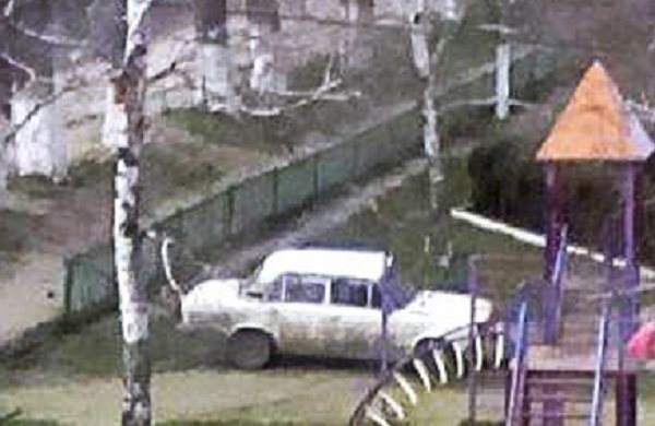 Водитель на «шестерке» протаранил детскую площадку в Армавире