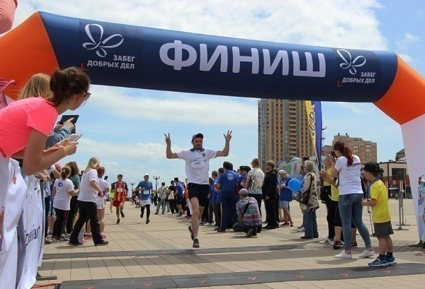 Более 800 бегунов приняли участие в «Забеге добрых дел» в Новороссийске