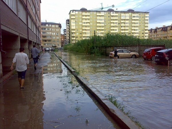 В Краснодаре ул. Мусоргского превратилась в полноводную реку