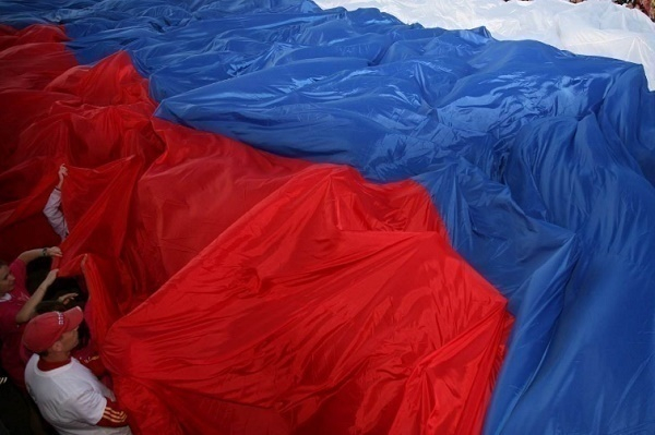 В Геленджике развернули 40-метровый российский флаг