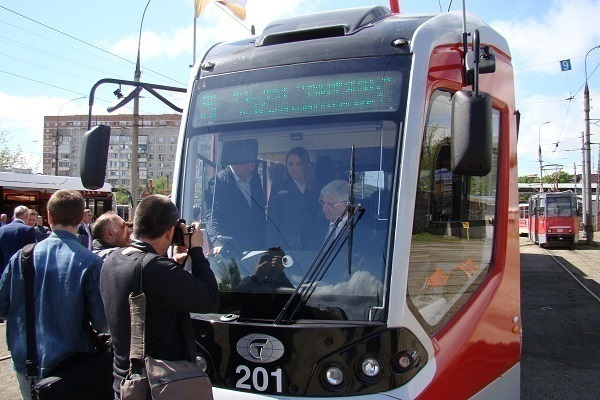 В Краснодаре презентовали трехсекционный трамвай «Витязь»