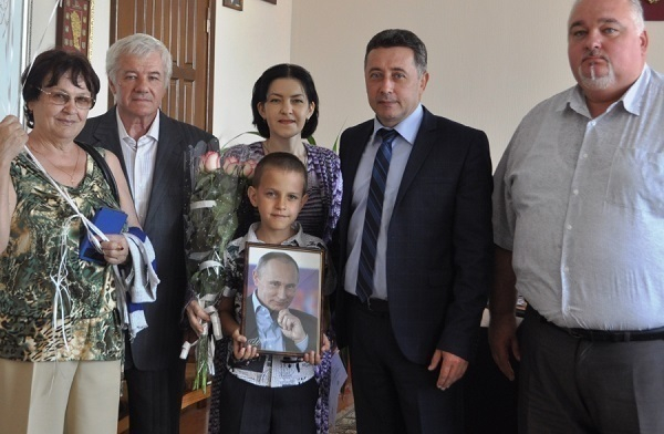 В Лабинске 10-летнему мальчику вручили подарок от Путина