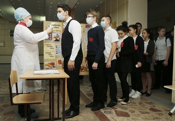 В Краснодаре из-за угрозы гриппа ученикам при входе в школу меряют температуру
