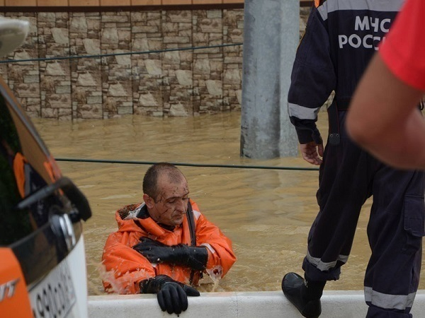 Во время наводнения в Сочи чудом выжил спасатель МЧС