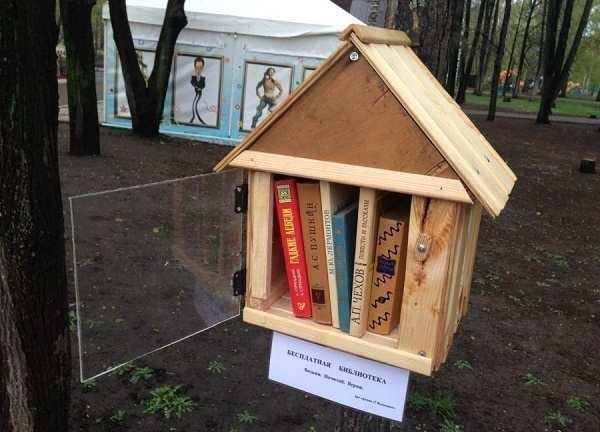 В Донецке по примеру Краснодара появилась первая уличная мини-библиотека